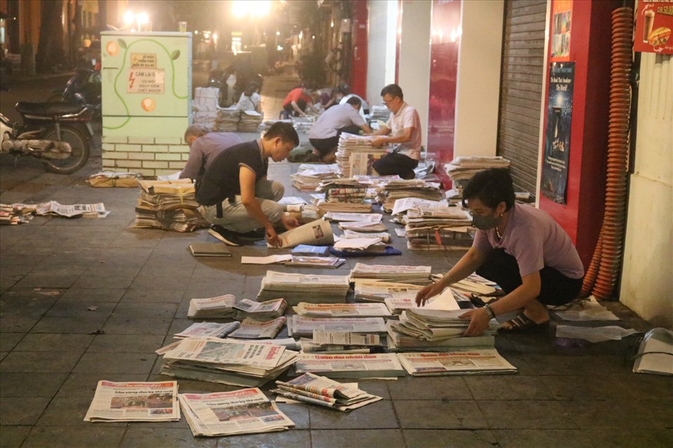 Nghề phát hành tin tức là công việc chính của cô Tuyết Lan (55 tuổi, Hoàn Kiếm, Hà Nội). Hôm nào cũng vậy, từ tờ mờ sáng, người phụ nữ này lại lọ mọ dậy chuẩn bị balo, giấy bút để bắt đầu một ngày mới với công việc phát hành tin tức đầy ý nghĩa. Ảnh: Trang Vân