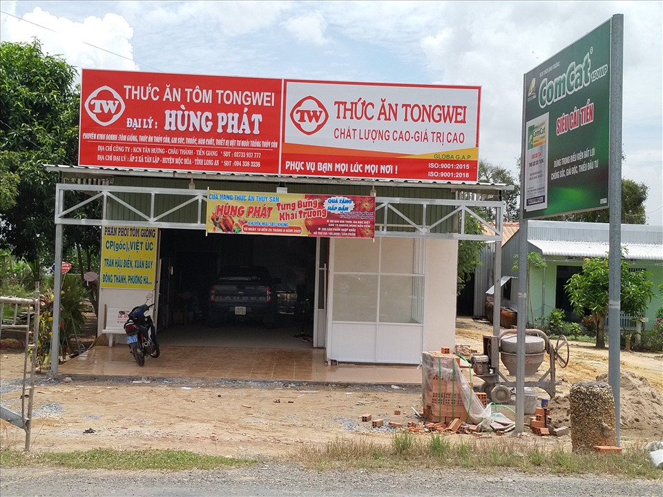 Nhiều hộ nuôi tôm kéo theo các loại dịch vụ ra đời. Ảnh: K.Q