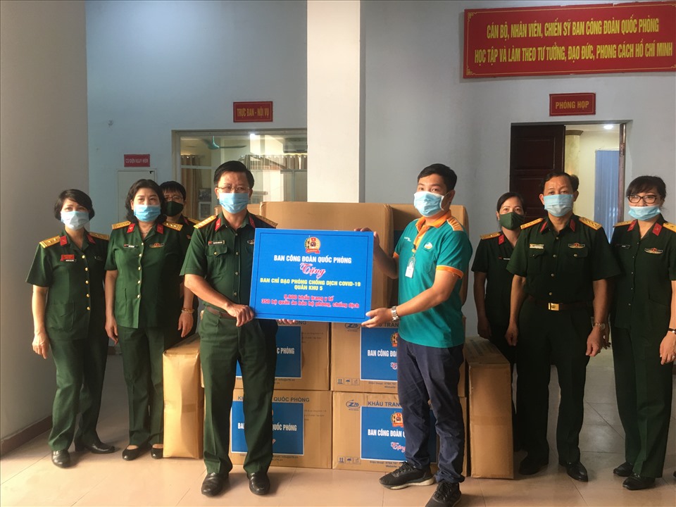 Trang thiết bị hỗ trợ được Ban Công đoàn Quốc phòng chuyển vào Quân khu 5 chiều 26.8. Ảnh: Hải Anh