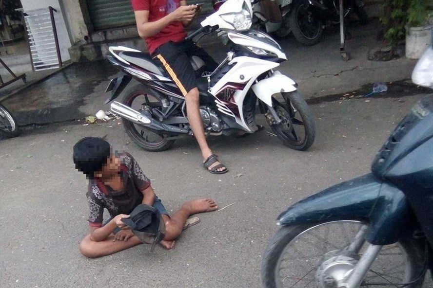 Sử dụng trẻ em để xin ăn. Ảnh LDO