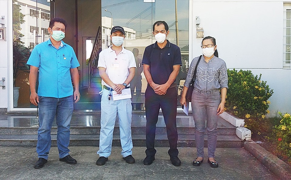 Đại diên Quỹ Tấm lòng vàng Lao Động trao quà hỗ trợ cho đại diện gia đình chị Ng. T.N.Á (bệnh nhân số 569) bị nhiễm COVID - 19