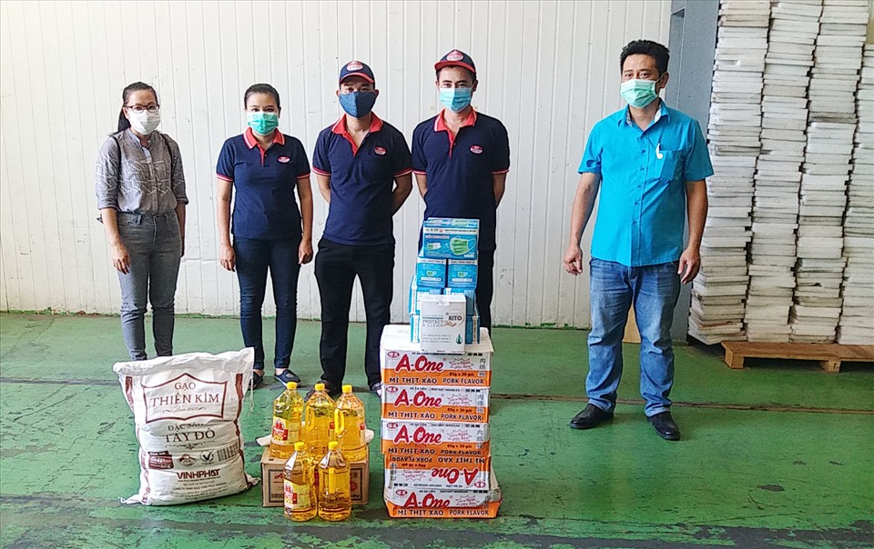 CĐ Khu CN Đà Nẵng trao quà hỗ trợ cho CN LĐ có hàn cảnh khó khăn bị ảnh hưởng dịch COVID -19