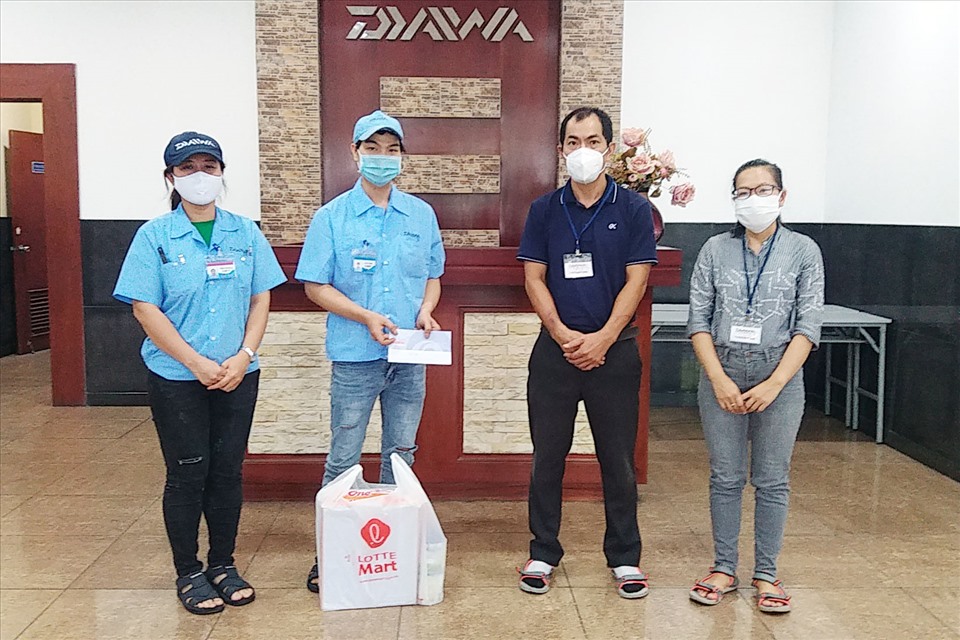 Đại diện Quỹ TLV Lao Động trao quà hỗ trợ cho anh Lê Sỹ Thịnh
