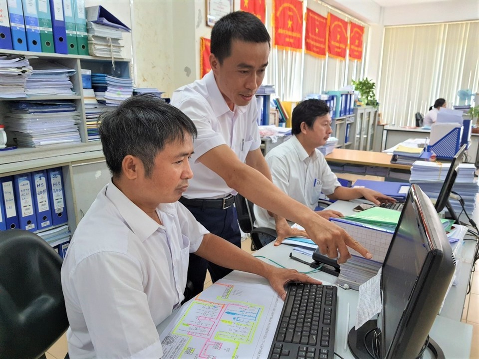 Ông Vũ Huy Tuấn (người đứng), Chủ tịch Công đoàn Công ty Điện lực Gò Vấp, Tổng Công ty Điện lực TPHCM, được chọn trao giải thưởng Tôn Đức Thắng năm 2020. Ảnh Nam Dương