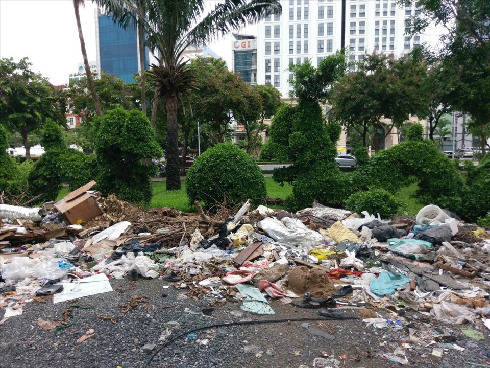 Tình trạng vứt rác bữa bãi xảy ra từ lâu nhưng chính quyền địa phương không có biện pháp xử lý. Ảnh: Minh Quân