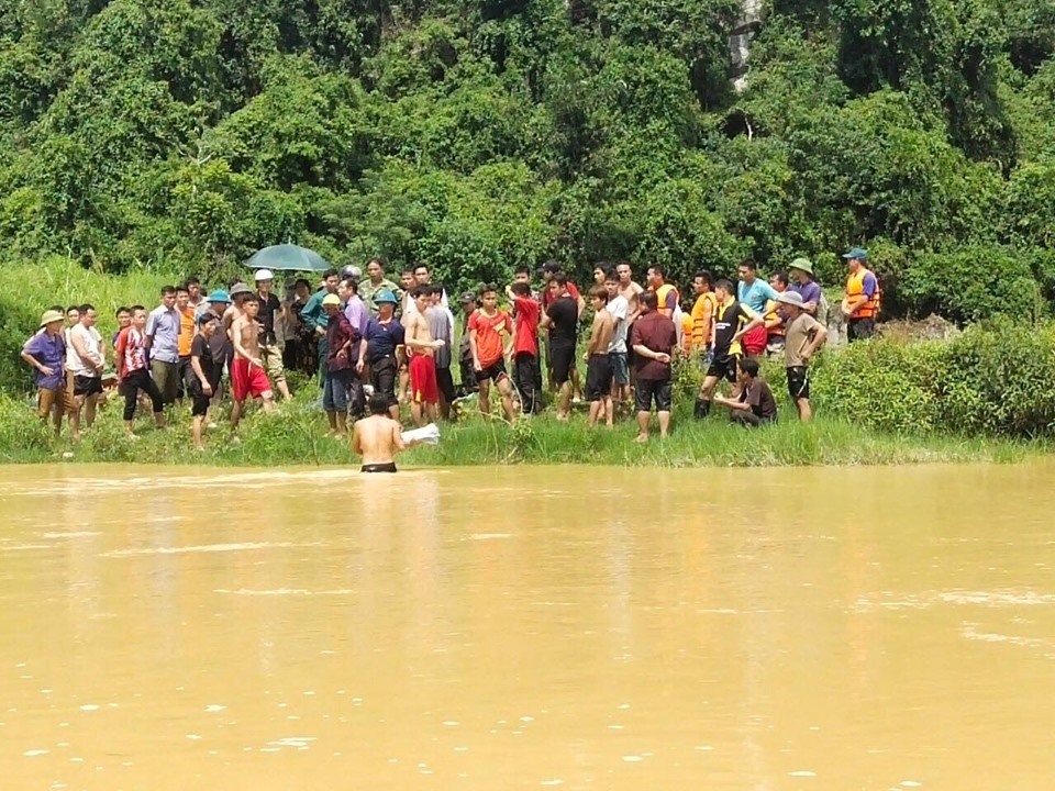 Lực lượng chức năng và người dân địa phương tìm kiếm nạn nhân. Ảnh: Người dân cung cấp.