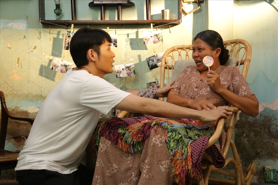 Võ Đăng Khoa mang đến câu chuyện người mẹ điên. Ảnh: NSCC