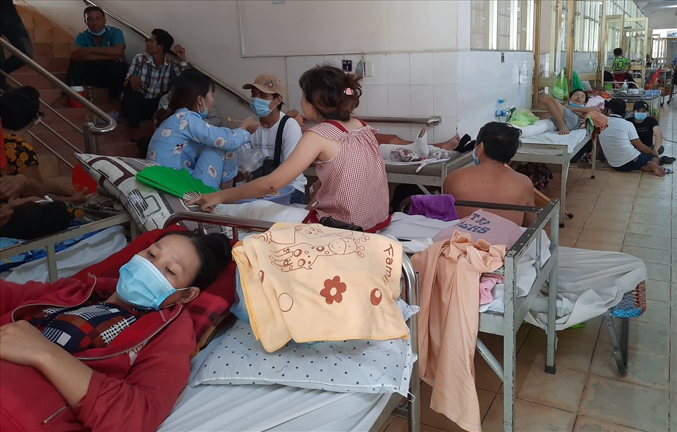 Trong khi các bệnh viên công bỏ không, bệnh viện đa khoa tỉnh quá tải, bệnh nhân phải nằm hành lang lối đi. Ảnh: Đình Trọng