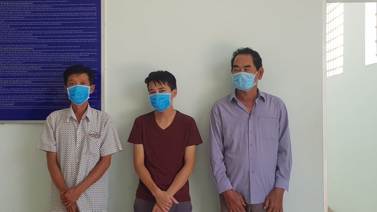 3 đối tượng bị khởi tố vì hành vi môi giới cho người khác xuất cảnh trái phép. Ảnh: PV