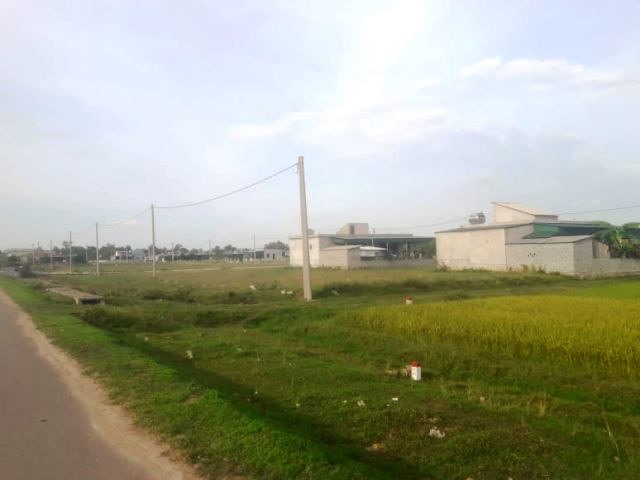 Khu Tái định cư cho người dân di dời từ thượng nguồn hồ Bộc Nguyên về vẫn còn đìu hiu, mới được vài ba nóc nhà. Ảnh: Trần Tuấn.