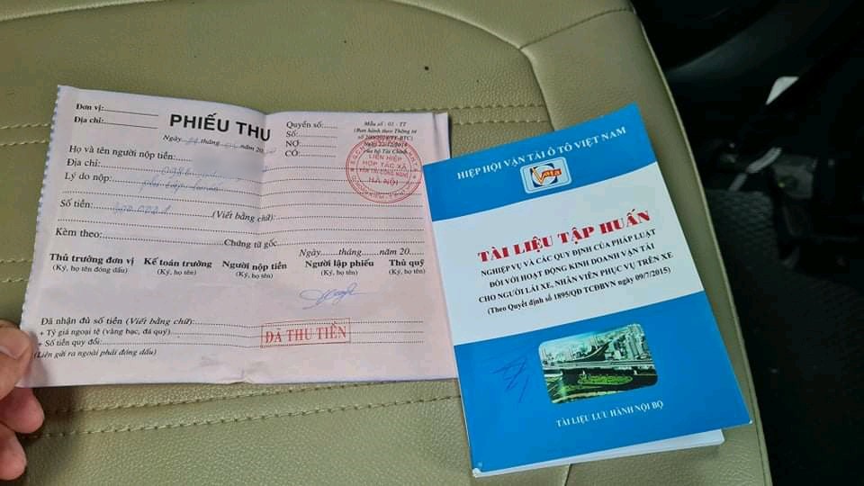 Phiếu thu tiền và tài liệu được phát sau khoá tập huấn kéo dài vẻn vẹn 2 tiếng.