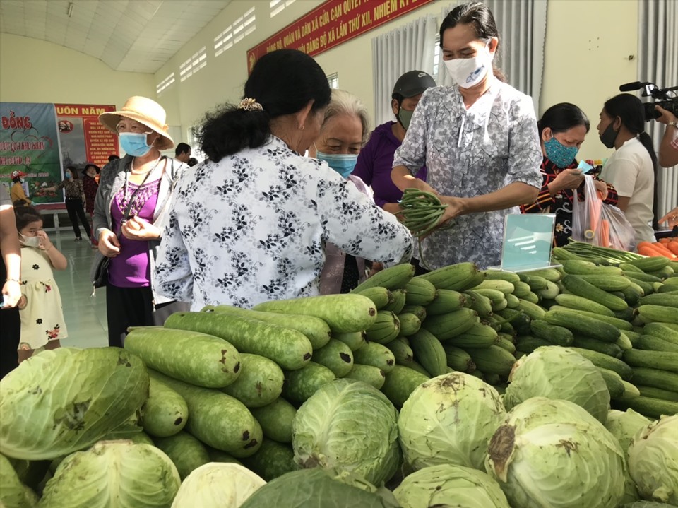 Những mặt hàng trong phiên chợ 0 đồng vừa đa dạng lại thiết thực với người mua. Ảnh: PV