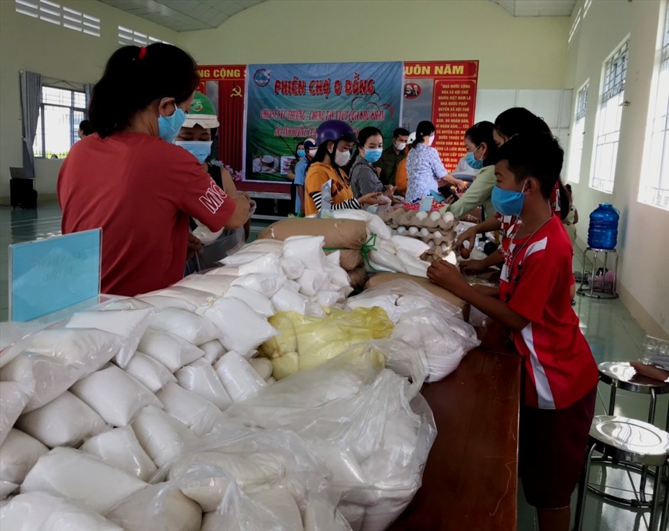 Tình nguyện viên có cả những em nhỏ là học sinh cũng tham gia hỗ trợ hết mình. Ảnh: PV