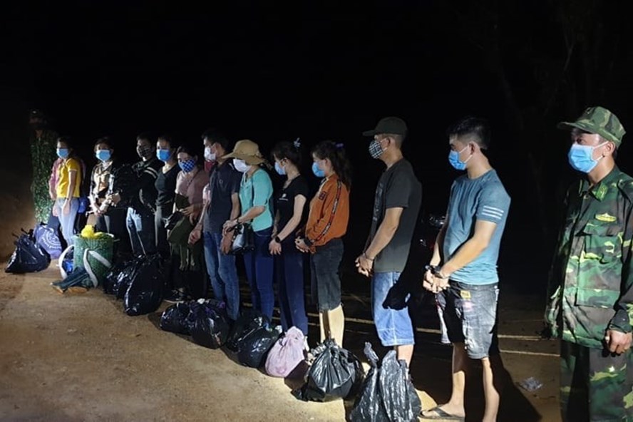 Nhóm người bị Biên phòng Quảng Trị phát hiện ở khu vực biên giới với mục đích xuất cảnh trái phép sang Lào và Thái Lan. Ảnh: BP QT.