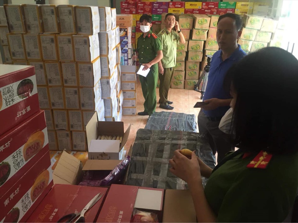 Mỗi dịp trung thu, cảnh sát phát hiện, bắt giữ hàng chục tấn bánh kẹo không rõ nguồn gốc. Ảnh: Việt Chiến.