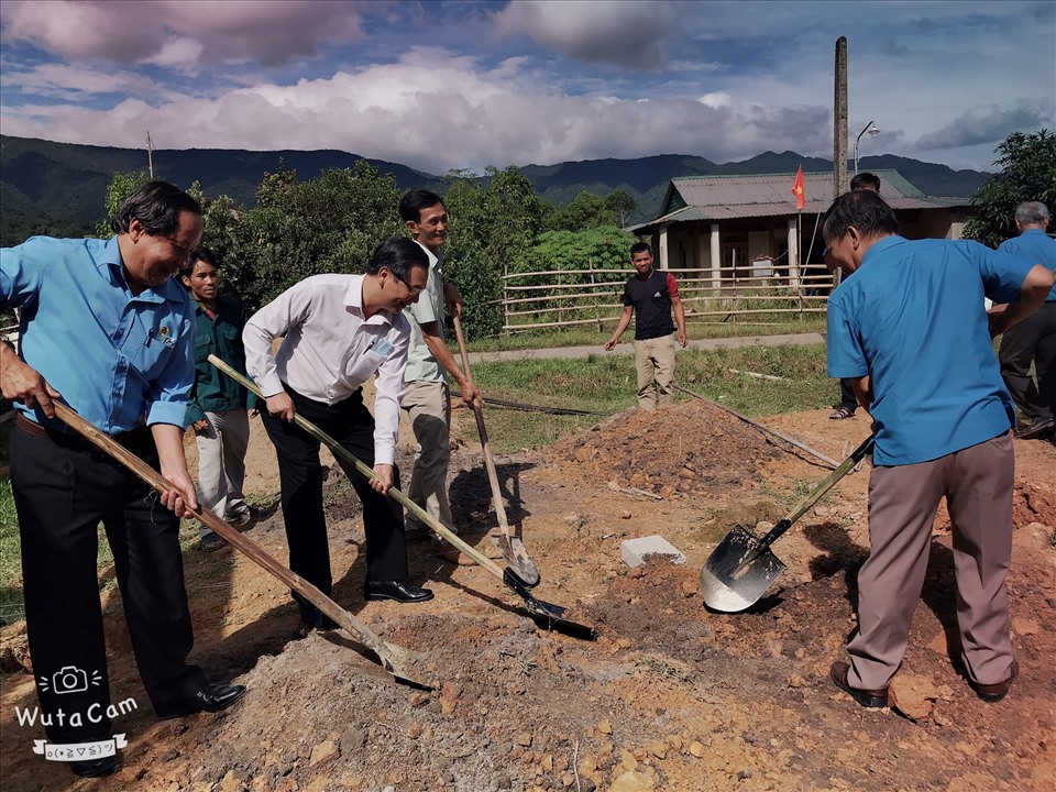 Lãnh đạo LĐLĐ Thừa Thiên Huế, LĐLĐ huyện A Lưới chung vui tại lễ khởi công “Mái ấm Công đoàn” cùng đoàn viên. Ảnh: LĐLĐ.