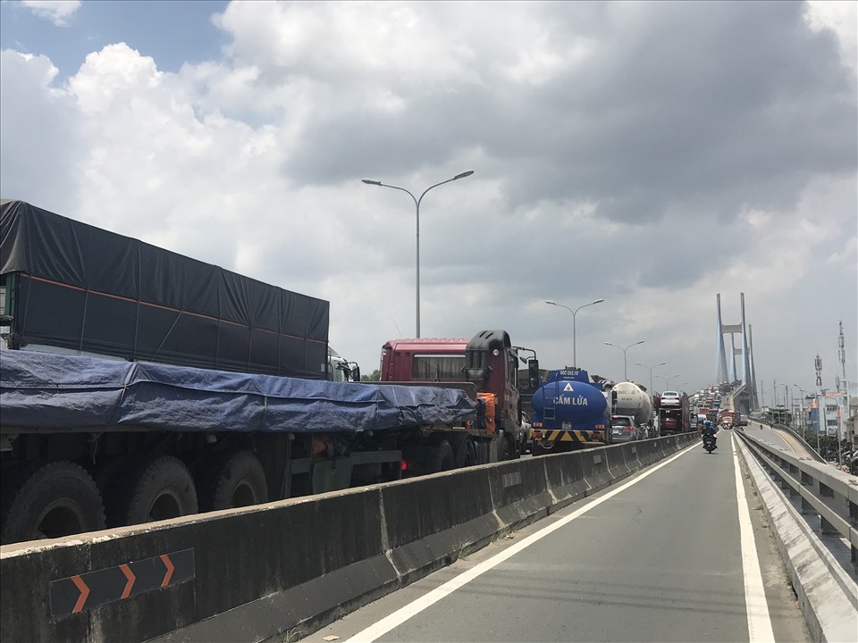 Các phương tiện “xếp hàng” chờ qua cầu Phú Mỹ. Ảnh: Thanh Vũ