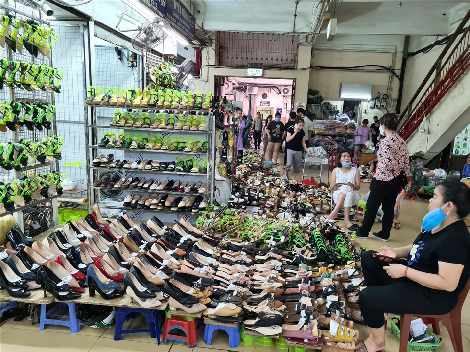 Khu bán giày dép cũng trong cảnh ế ẩm. Ảnh: Vũ Long