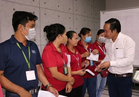 Trao vốn vay hỗ trợ đoàn viên khó khăn. Ảnh: Khánh Phong