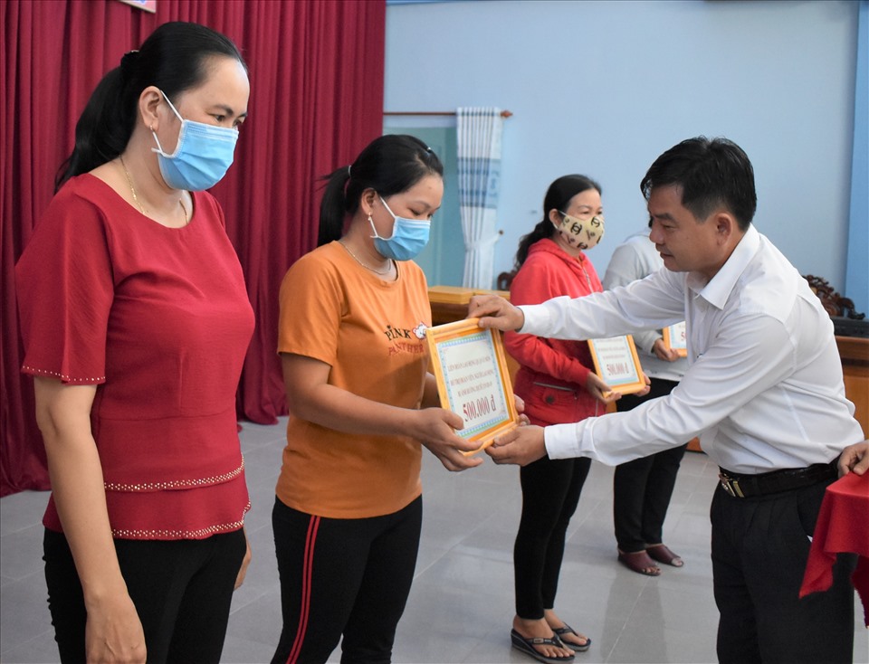 Phó Chủ tịch LĐLĐ TP.Cần Thơ trao hỗ trợ cho đoàn viên Công đoàn, người lao động tại quận Ô Môn trong chiều này 28.6.2020. Ảnh: Thành Nhân