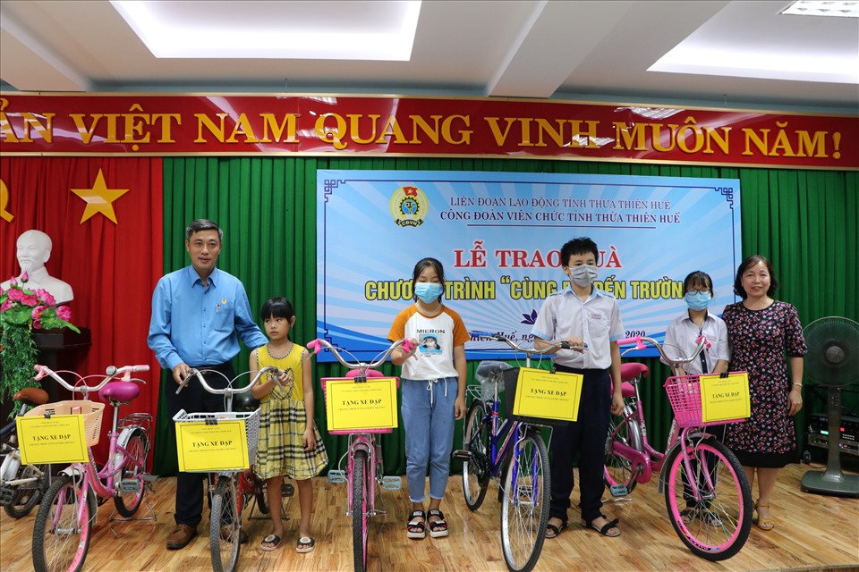 Tặng xe đạp cho con em đoàn viên, người lao động. Ảnh: PĐ.