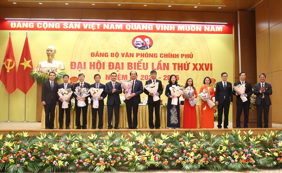 Các Phó Chủ nhiệm VPCP và Phó Bí thư Đảng ủy VPCP Nguyễn Đức Minh tặng hoa Ban Chấp hành Đảng bộ VPCP nhiệm kỳ 2015-2020. Ảnh: VGP/Hoàng Giang