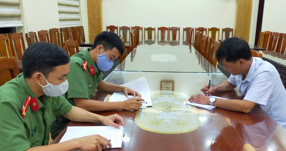 Đối tượng Trịnh Ngọc Tuyên tại cơ quan công an. Ảnh: CATH