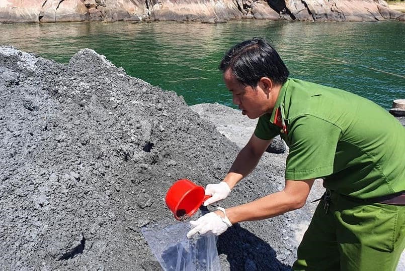 Công ty đổ trộm chất thải xuống biển sau đó bị xử phạt hành chính 700 triệu đồng. Nguồn CACC.
