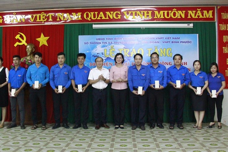 Bình Phước: Tặng 300 điện thoại để thanh niên tình nguyện hỗ trợ người dân Bình Phước: Tặng 300 điện thoại để thanh niên tình nguyện hỗ trợ người dân