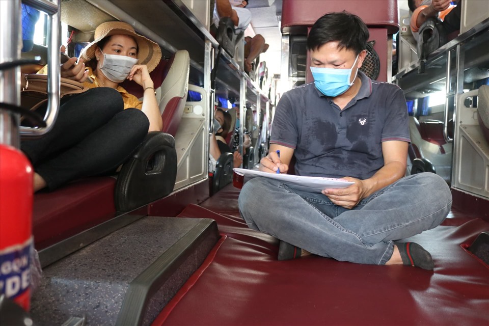 Các nhà xe bố trí, giãn cách chỗ ngồi cho hành khách trên xe.