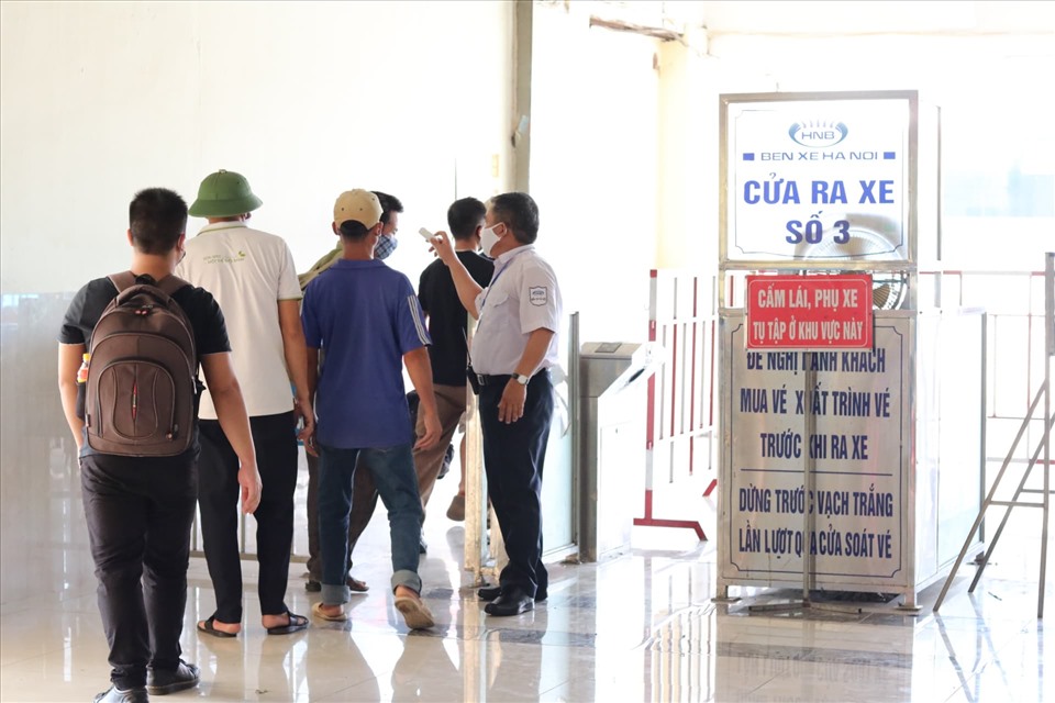 Lực lượng bảo vệ túc trực 24/24 tại các cửa ra vào để nhắc nhở hành khác đeo khẩu trang, rửa tay sát khuẩn trước khi ra vào bến.