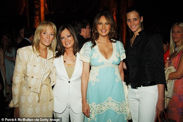 Stephanie Winston Wolkoff (phải-tác giả cuốn sách) và bà Melania Trump trong một sự kiện ở New York năm 2006. Ảnh: Getty Images