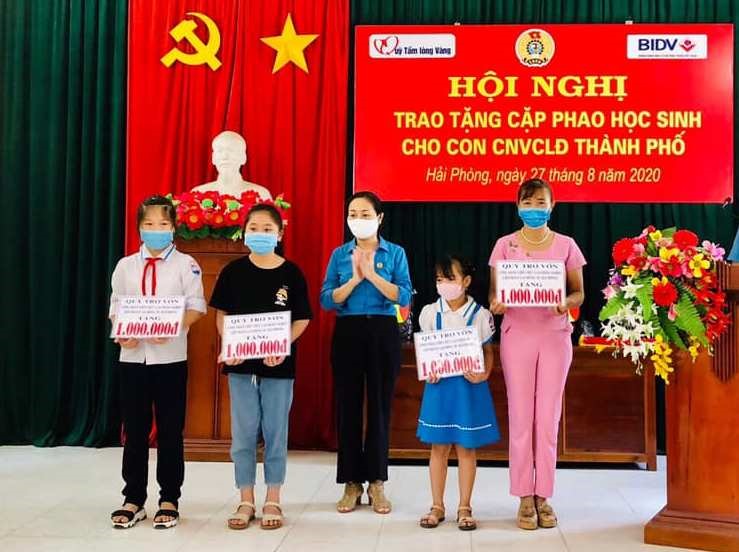 4 suất học bổng Quỹ trợ vốn CNVCLĐ nghèo tặng con CNLĐ hoàn cảnh đặc biệt khó khăn. Ảnh NH