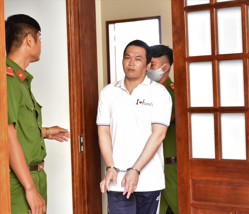 Bị cáo Nguyễn Xuân Chưởng bị Tòa án nhân dân TP.Cần Thơ tuyên phạt 16 năm tù về tội vận chuyển trái phép chất ma túy. Trong ảnh lực lượng Công an áp giải bị cáo sau khi tuyên án. Ảnh: Thành Nhân