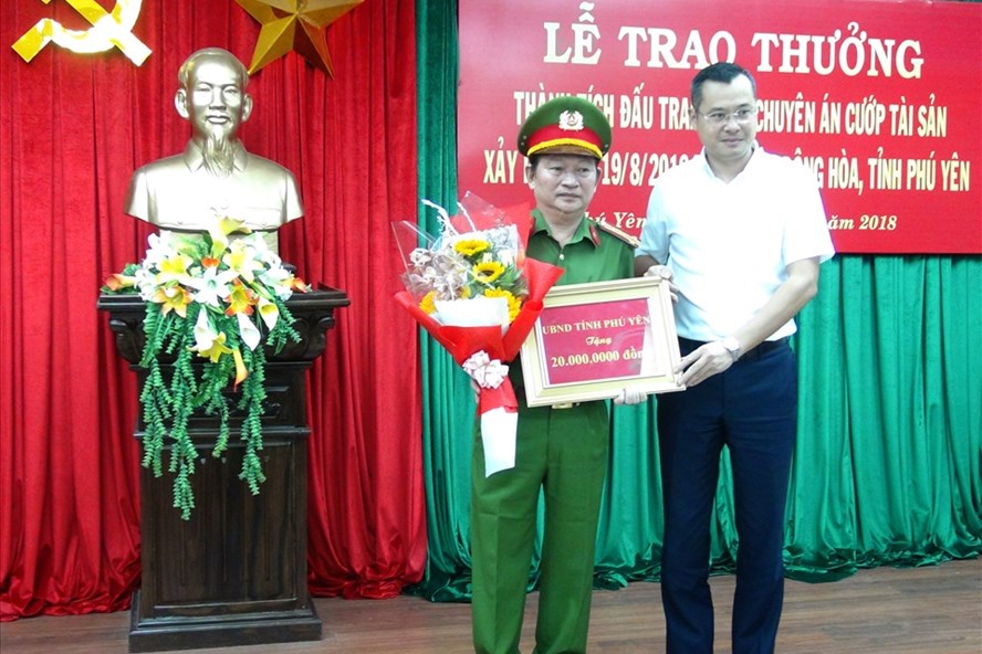 Ông Phạm Đại Dương (phải) trong một lần trao thưởng cho lực lượng công an trấn áp tội phạm. Ảnh: Phi Thanh