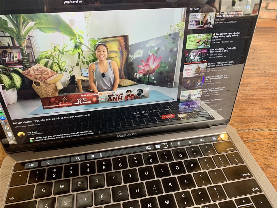Bật youtube và tập theo các bài tập đơn giản. Ảnh minh hoạ: Khánh Linh.
