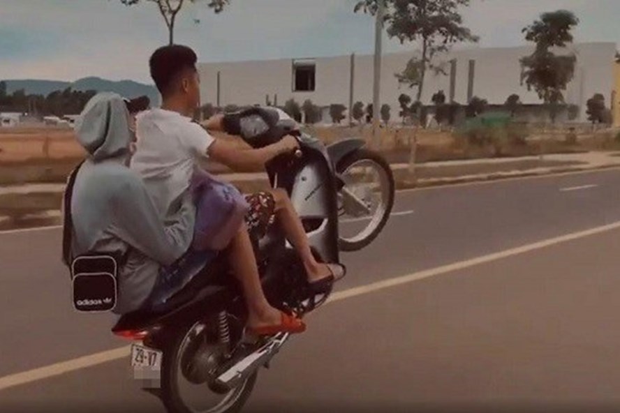 Bốc đầu xe máy: Xem ảnh những pha bốc đầu điêu luyện của các tay đua xe máy trên đường phố sẽ khiến bạn cảm thấy thích thú và muốn thử sức mình với môn thể thao đầy cảm xúc này.