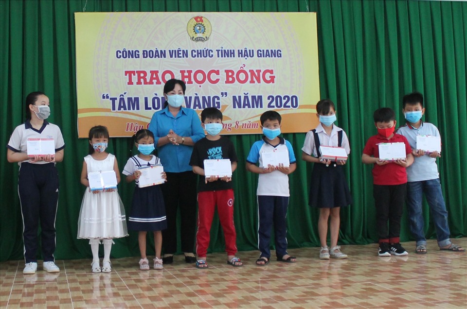 Trao học bổng cho các em học sinh là con của đoàn viên Công đoàn, CNVCLĐ vượt khó học giỏi. Ảnh: Thành Nhân