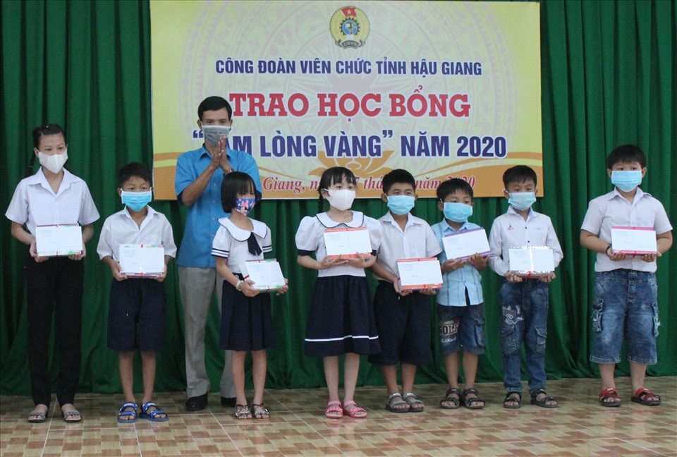 Trao học bổng cho các em học sinh là con của đoàn viên Công đoàn, CNVCLĐ vượt khó học giỏi. Ảnh: Thành Nhân