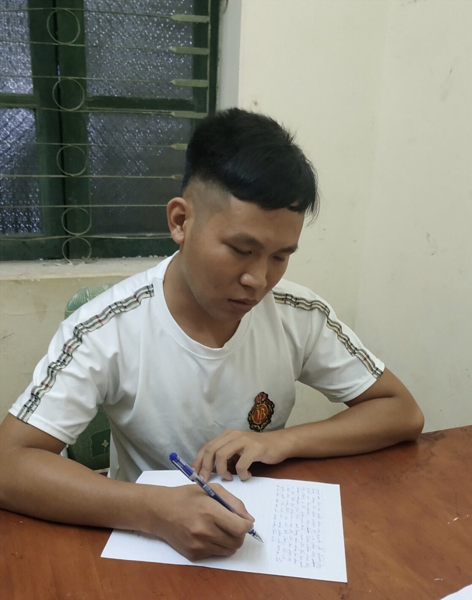 Nguyễn Hồng Sơn tại cơ quan công an. Ảnh: Công an TP Thái Nguyên