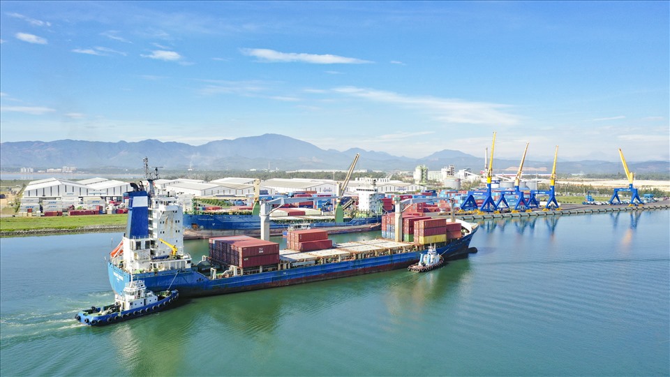 3.Tàu Zim cập cảng Chu Lai, chuẩn bị nhận hàng xe Kia Soluto xuất khẩu sang Myanmar