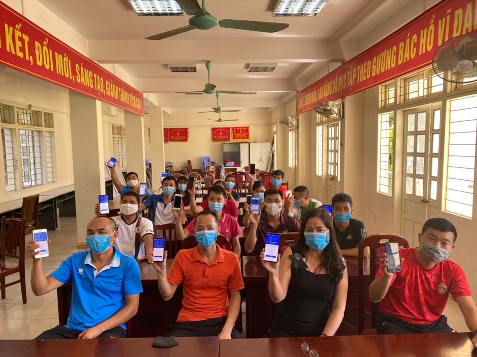 Cán bộ đoàn viên CĐCS Trung tâm huấn luyện và thi đấu thể dục thể thao hưởng ứng chương trình cài đặt ứng dụng Bluezone. Ảnh: CĐ Viên chức tỉnh Sơn La