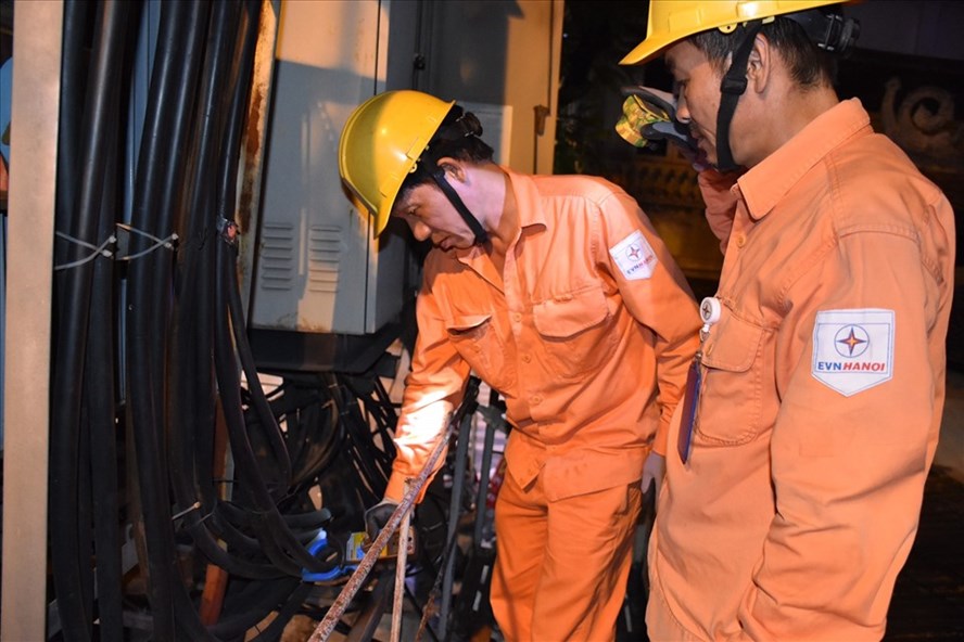 Công nhân điện lực kiểm tra hệ thống cáp. Nguồn: EVN