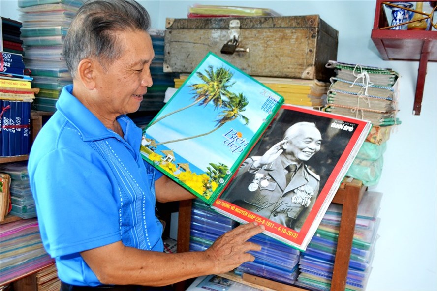 Ông Trần Văn Dụy và trang tư liệu về Đại tướng Võ Nguyên Giáp. Ảnh: LT