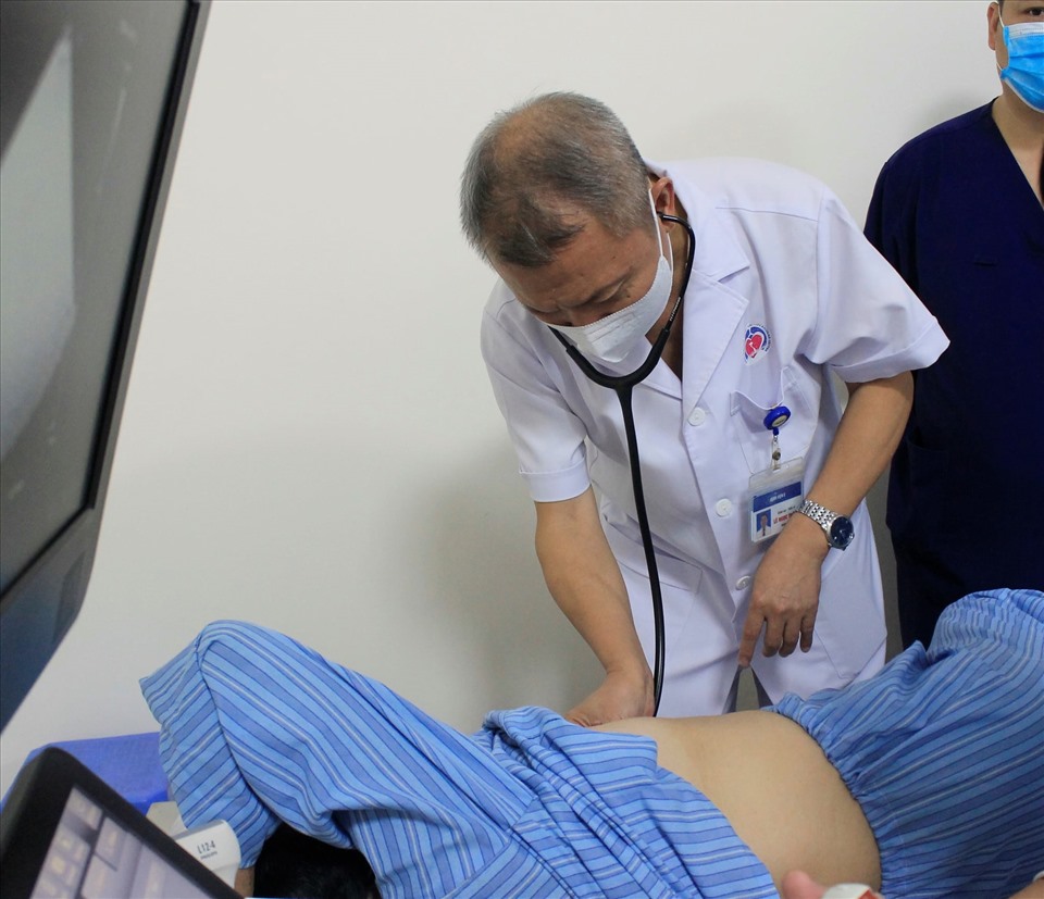 GS Lê Ngọc Thành khám cho bệnh nhân. Ảnh: Thanh Xuân