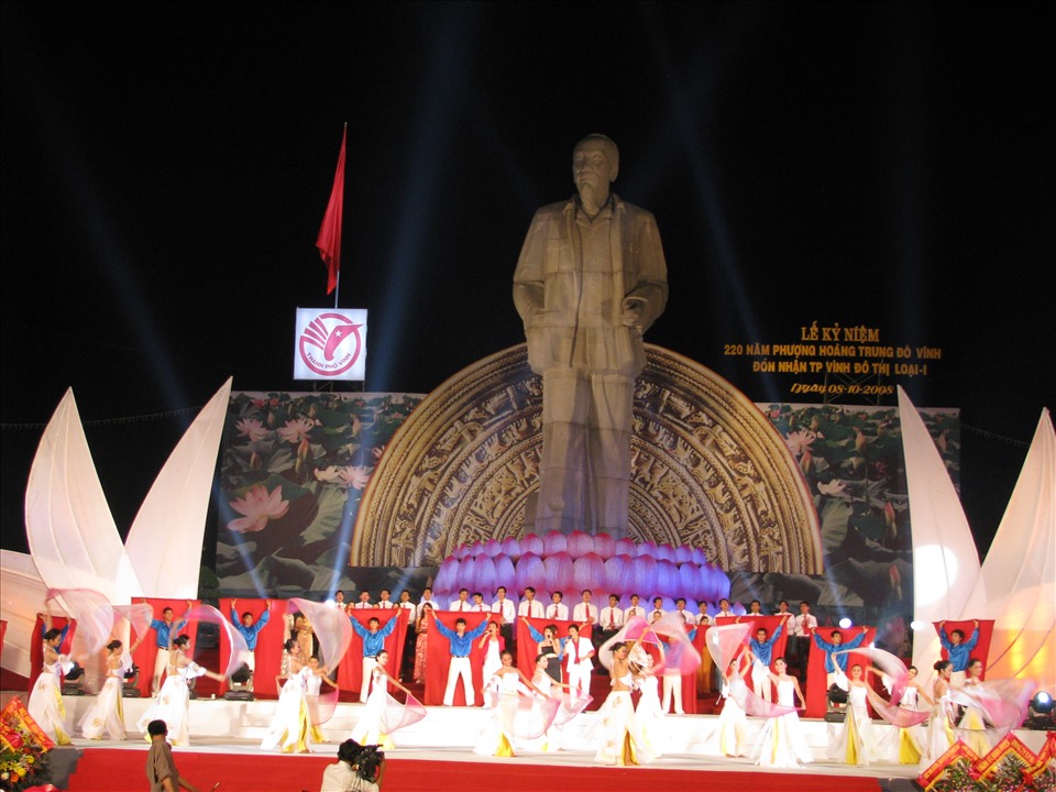 Lễ kỷ niệm 200 năm Phượng Hoàng Trung Đô và đón nhận TP. Vinh là đô thị loại 1 (năm 2008) tại Tượng đài Bác Hồ. Ảnh: Vĩnh Khánh.