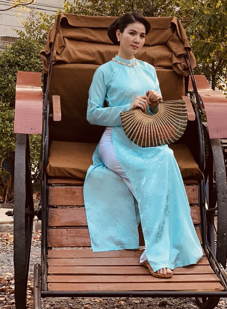 Kha Ly trong áo dài xưa. Ảnh: NSCC