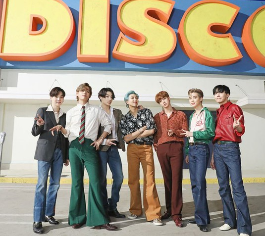 “Dynamite” của BTS có một số điểm thú vị khiến fan không khỏi thích thú. Ảnh: Mnet.