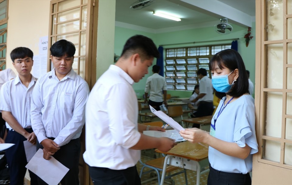 Thí sinh vào phòng thi tốt nghiệp THPT. Ảnh: Ánh Sáng