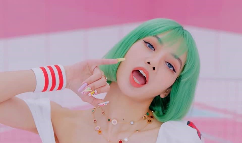 Màu tóc xanh nổi bật của Lisa Blackpink. Ảnh: CMH.